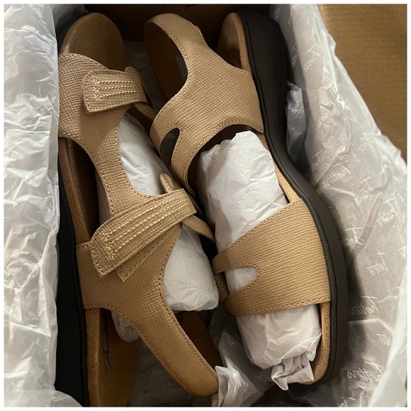 TROTTERS •
KATARINA 3 COMFORT INSOLE STRAPPY FLAT SANDALS - Picture 8 of 8